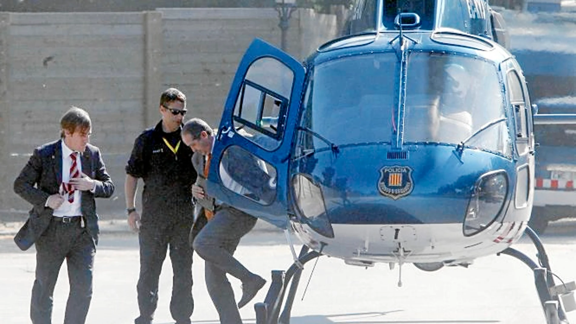 Puig llegó al Parlament en helicóptero y lo volvió a utilizar para dirigir el dispositivo