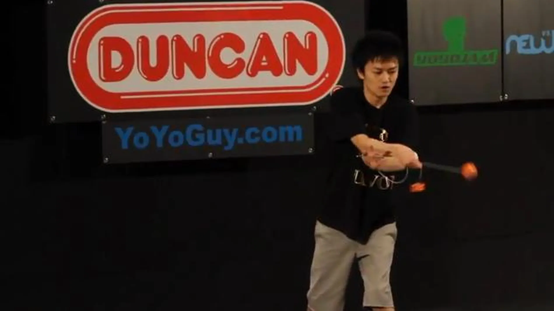 Shinji Saito hace malabarismos con el yoyo