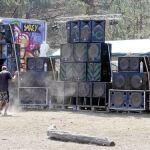 Un joven baila junto a los nueve bafles instalados estos cinco días que ha durado la acampada ilegal