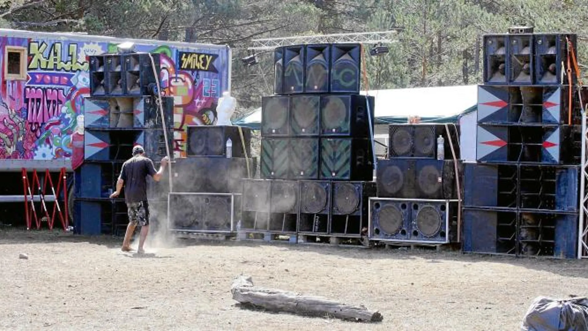 Un joven baila junto a los nueve bafles instalados estos cinco días que ha durado la acampada ilegal