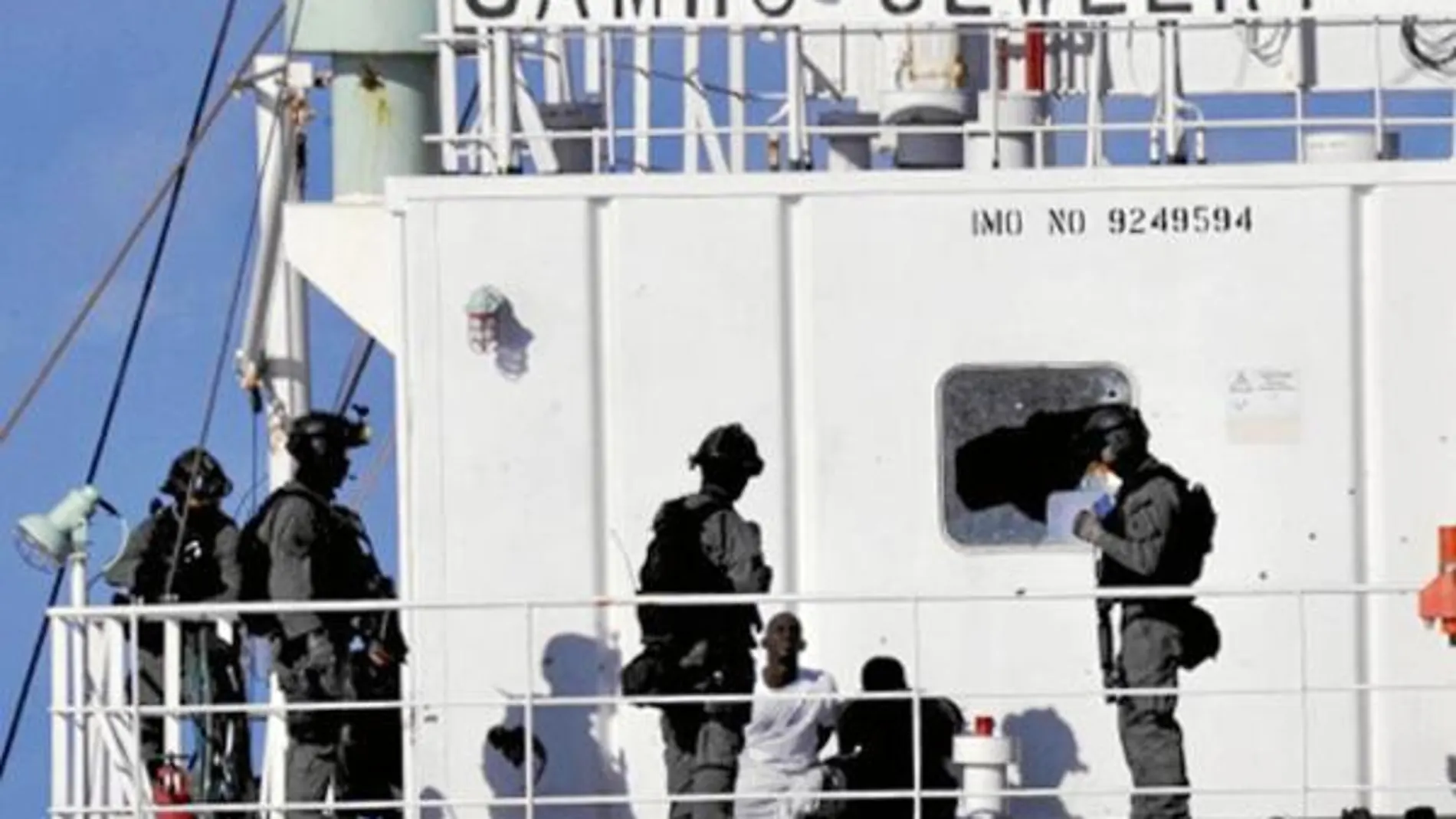 Comandos surcoreanos, a bordo del mercante rescatado a los piratas