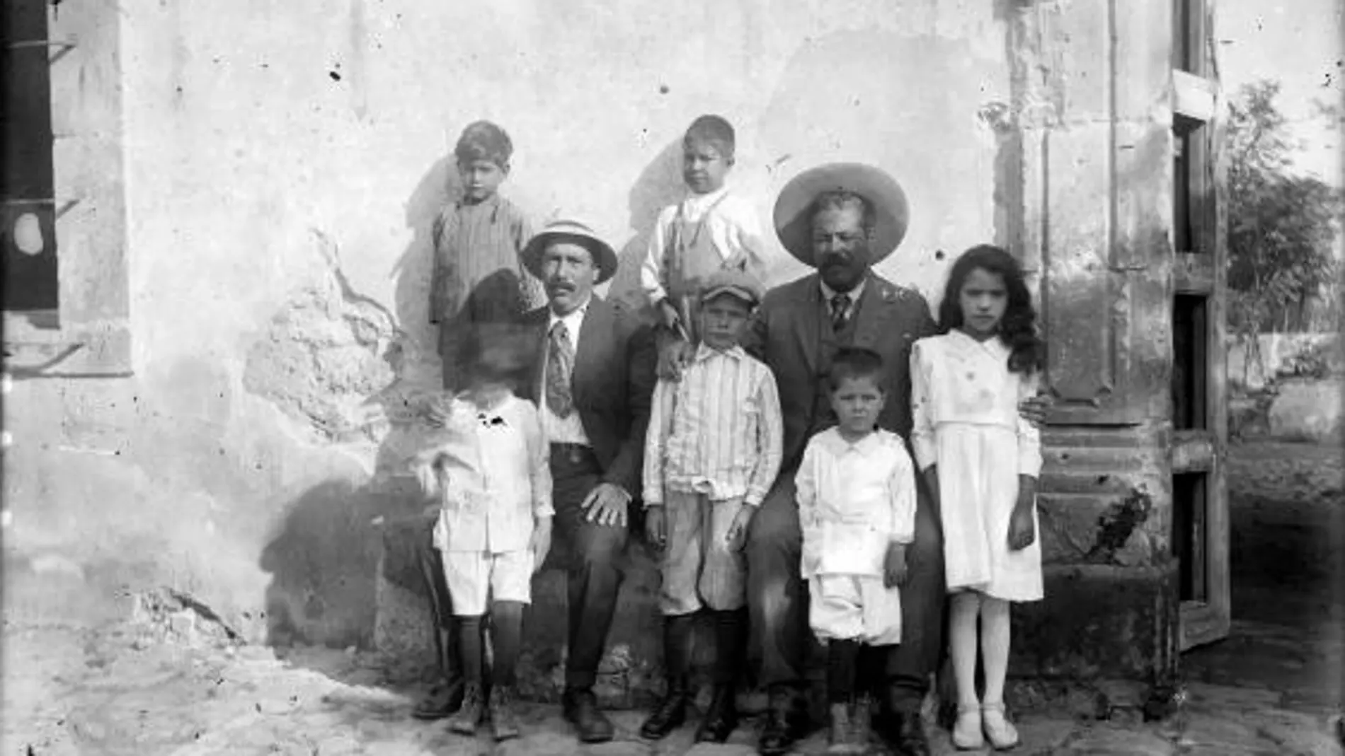 Pancho Villa, con sus hijos