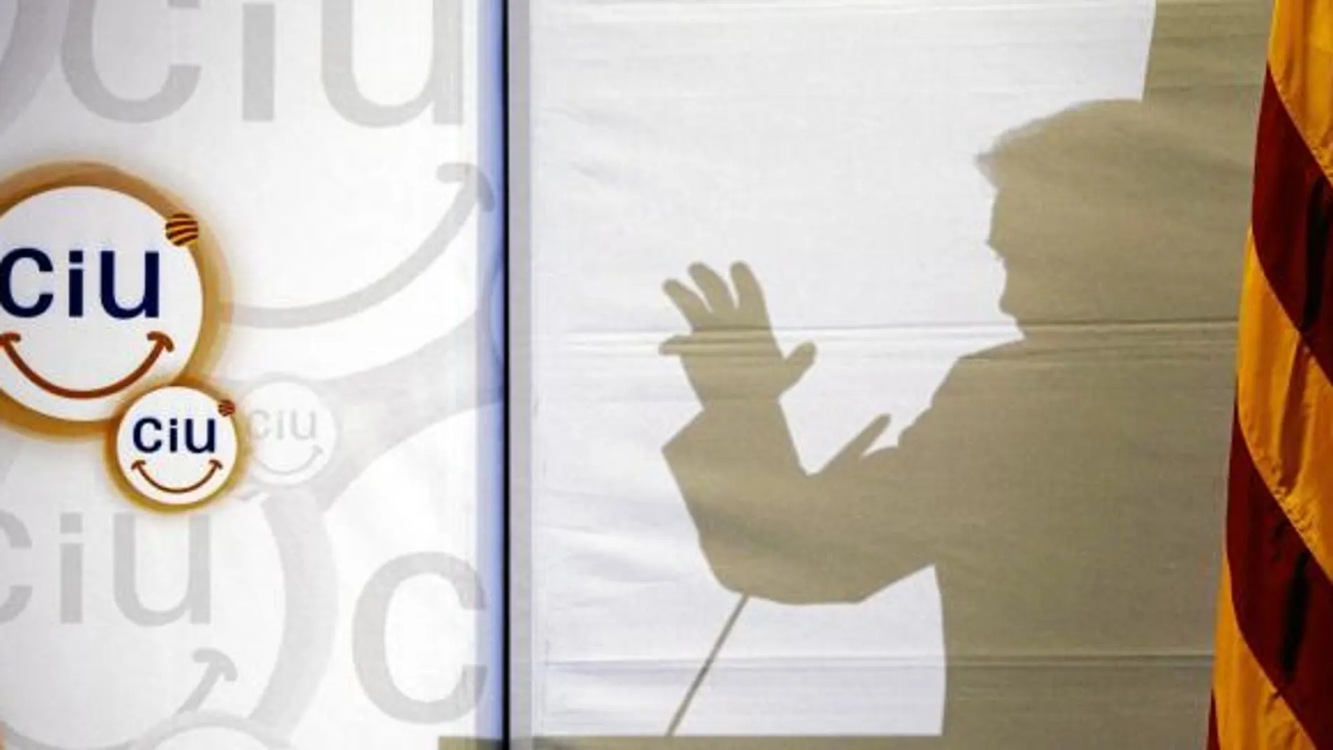 La imagen reflejada del presidente de CiU, Artur Mas, ayer durante un acto de su campaña electoral