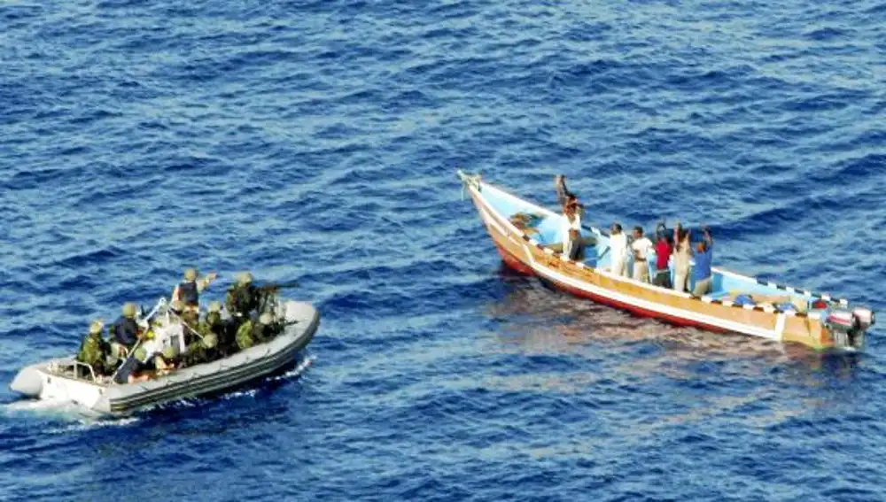 Militares españoles interceptan una embarcación sospechosa en el Índico