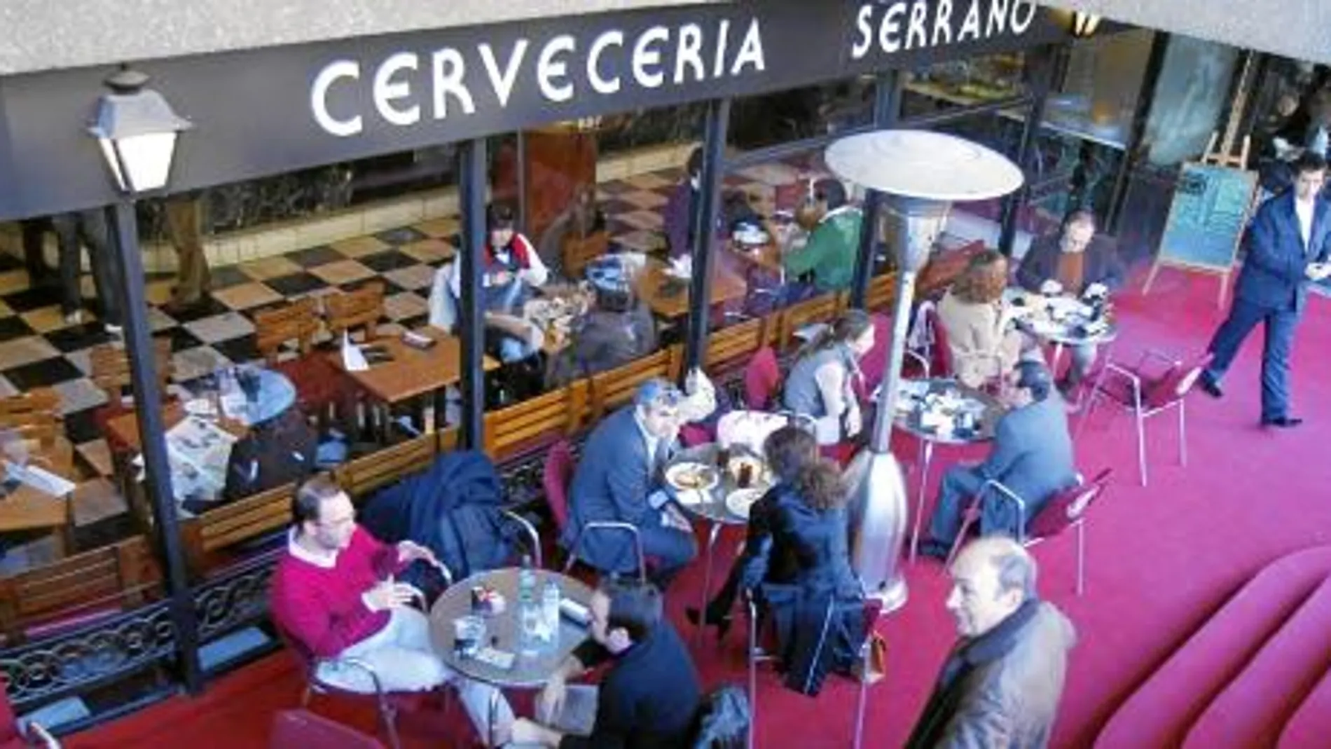Mesas y sillas ocupan cada vez más la vía pública al modo de los «bistrot» franceses