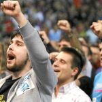Varios jóvenes, ayer durante el mitin central de Amaiur en San Sebastián