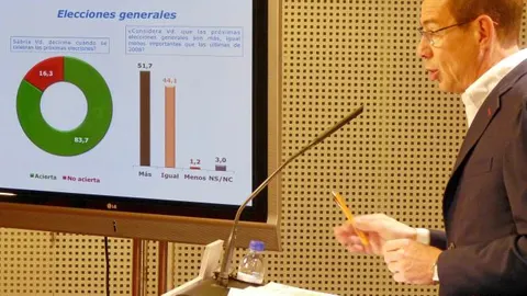 El secretario general del PPCV, Antonio Clemente, en el momento de informar sobre la encuesta realizada por su partido en la Comunitat