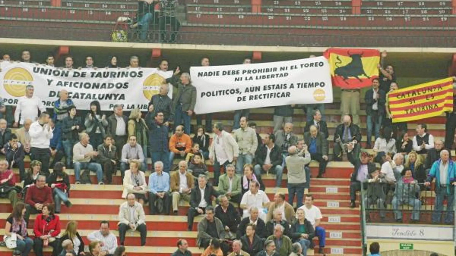 Los aficionados catalanes reivindicaron ayer en el tendido de La Misericordia su derecho a ver toros