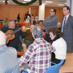 En refuerzo de profesionales para atención a la dependencia, la Consejería dedica 801.000 euros. En la imagen el consejero de Política Social, Joaquín Bascuñana, en una visita a un centro de mayores