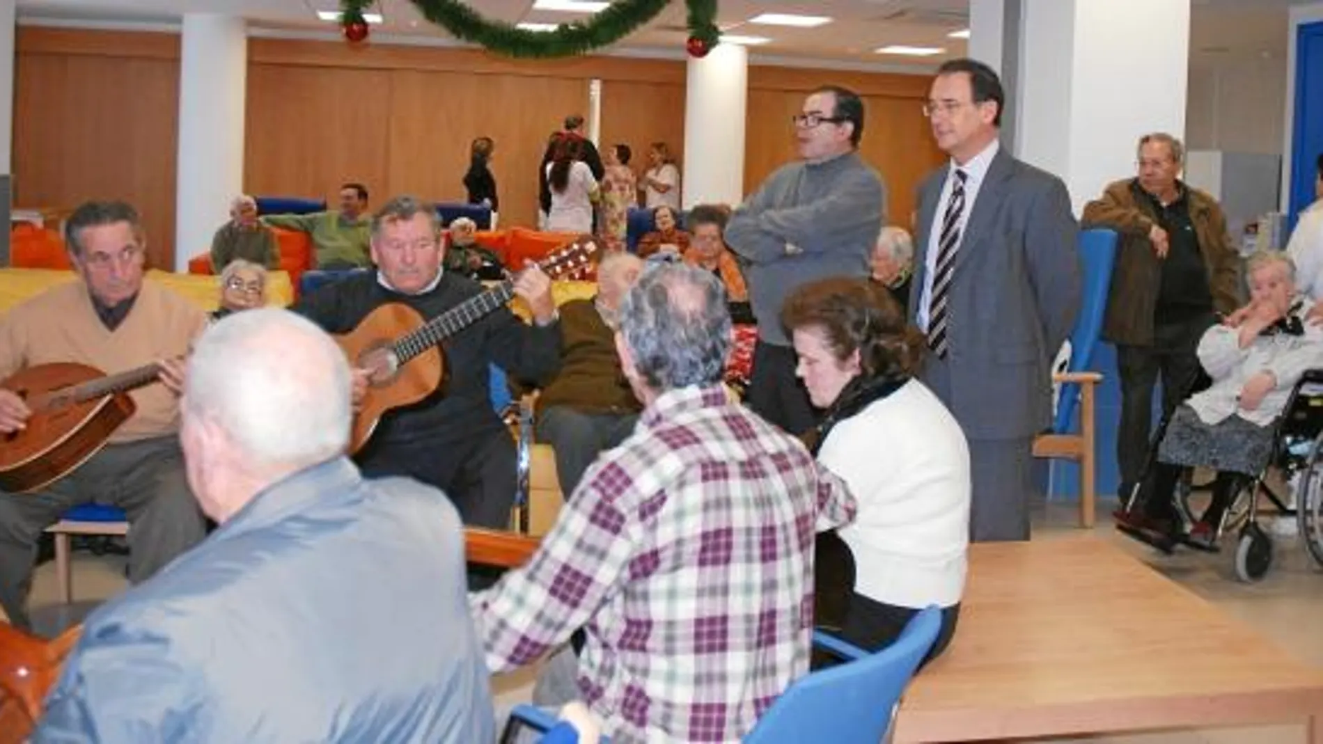 En refuerzo de profesionales para atención a la dependencia, la Consejería dedica 801.000 euros. En la imagen el consejero de Política Social, Joaquín Bascuñana, en una visita a un centro de mayores