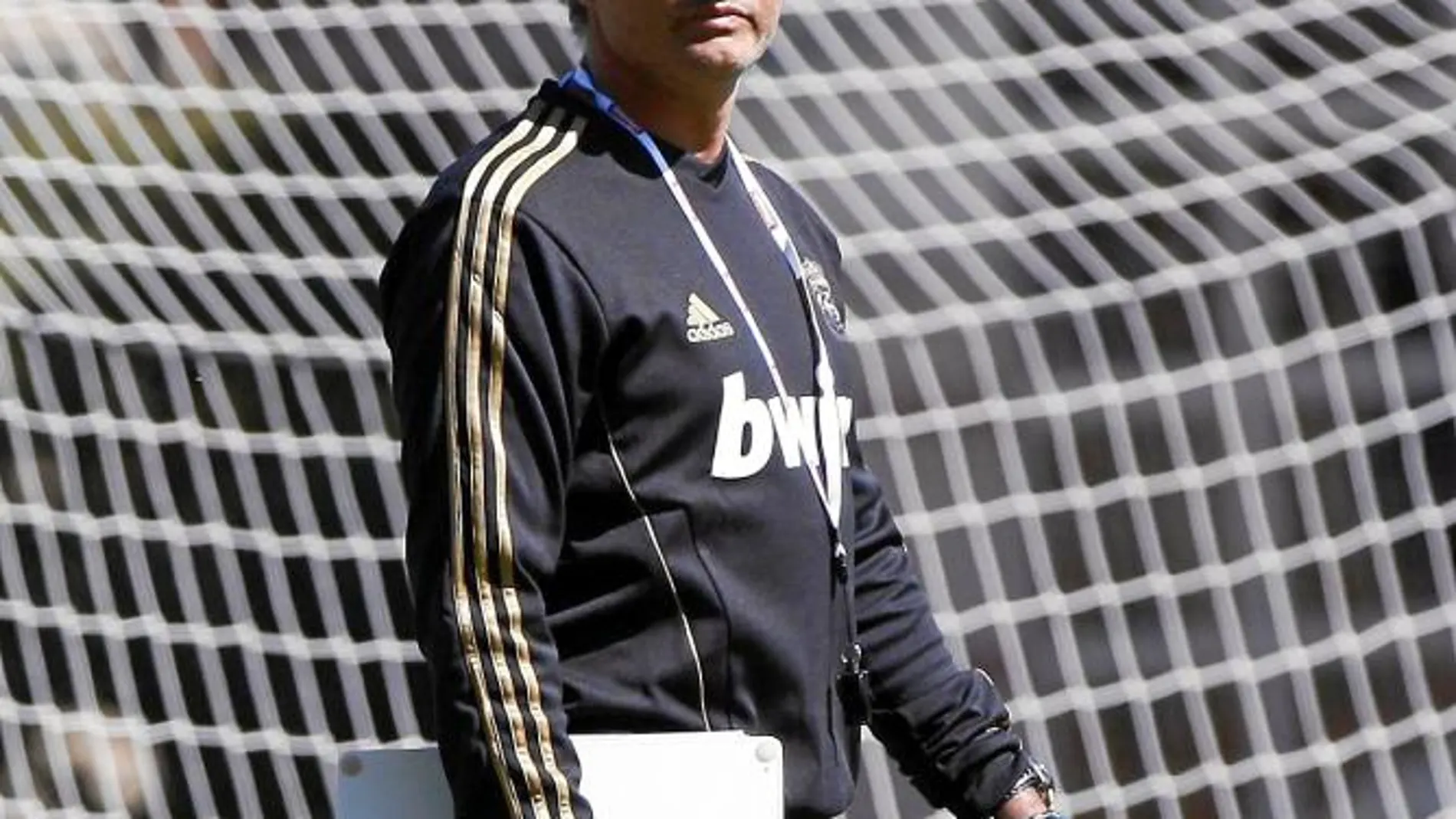 José Mourinho, con una carpeta en la mano, durante uno de los entrenamientos del Real Madrid en Estados Unidos