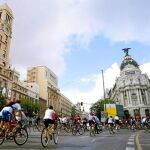 En Madrid son pocos los que se atreven a desplazarse por el centro en bicicleta. Pese a los puntos de alquiler y los carriles bici, esta costumbre europea no ha calado en España