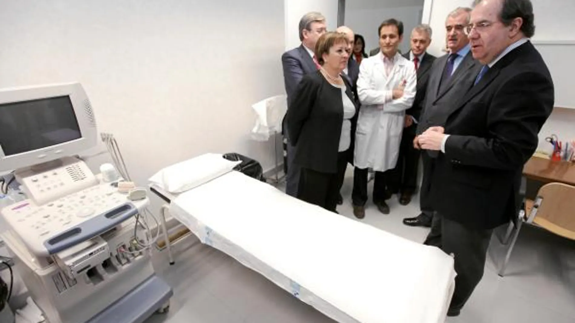 Herrera, acompañado por Guisasola y Fernández Santiago y doctores visita el complejo hospitalario en Ávila