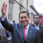 El presidente venezolano, Hugo Chávez, saluda a sus seguidores a su regreso a Caracas tras someterse a sesiones de quimioterapia en Cuba