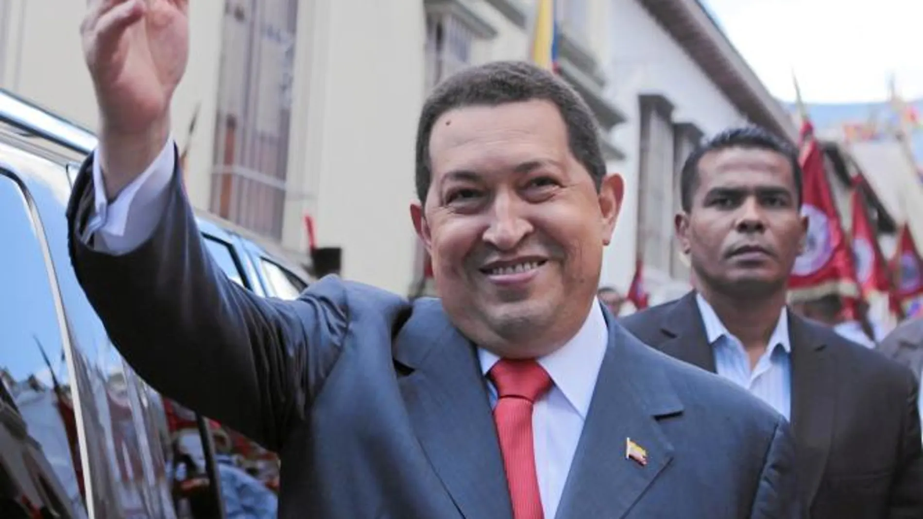 El presidente venezolano, Hugo Chávez, saluda a sus seguidores a su regreso a Caracas tras someterse a sesiones de quimioterapia en Cuba