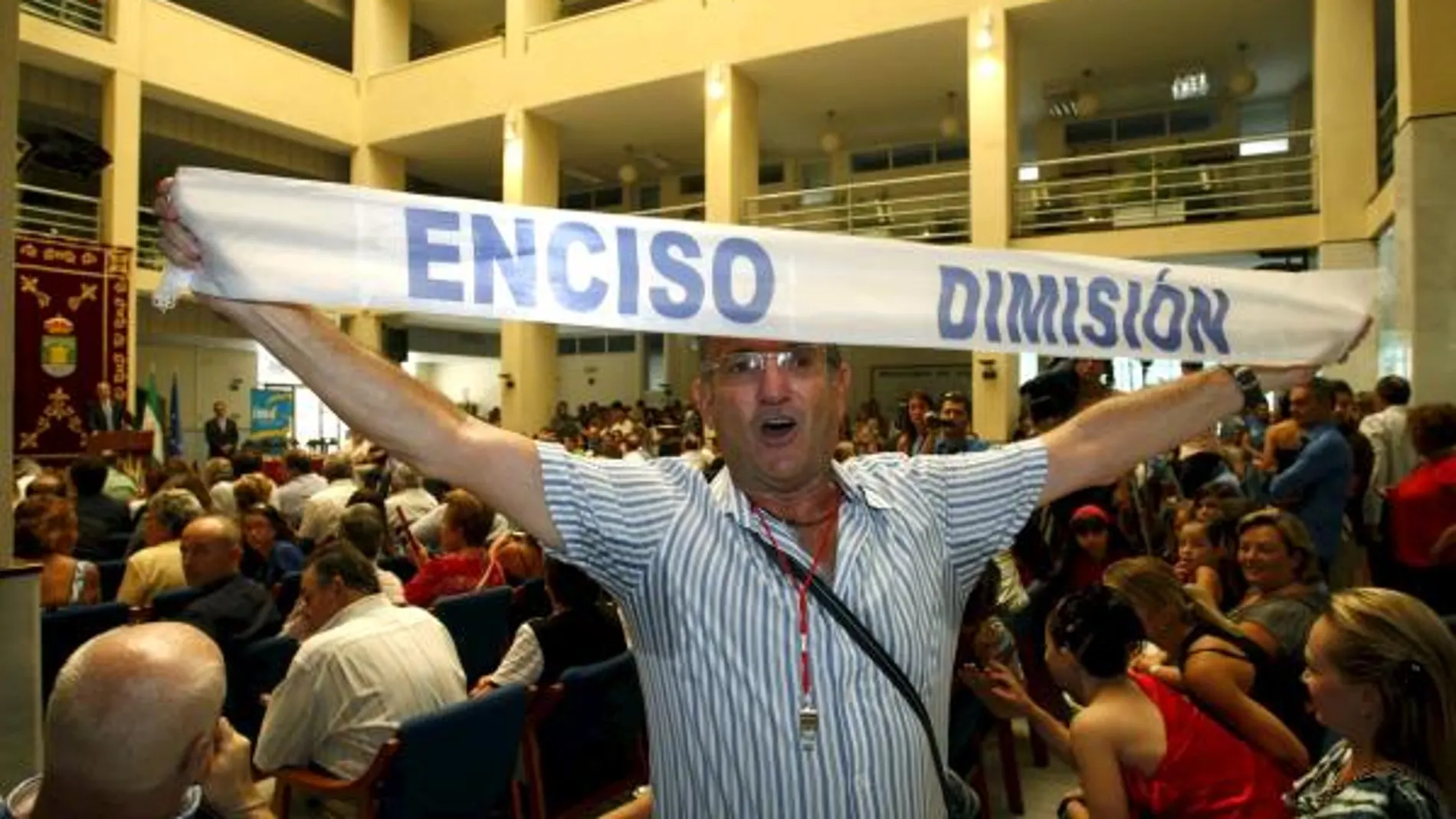 A gritos en el Ayuntamiento de El Ejido para pedir la dimisión del alcalde