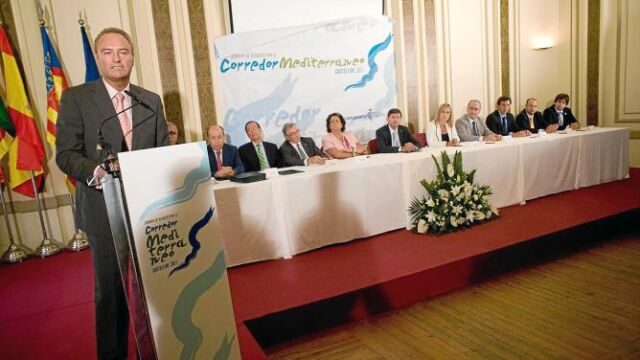 El presidente Fabra en la clausura del acto. En la mesa los once alcaldes que apoyan el Corredor