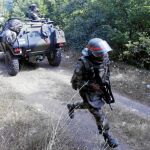 Soldados franceses de la KFOR patrullan cerca de la localidad de Zubin Potok, situada en el norte de Kosovo, un área mayoritariamente serbia