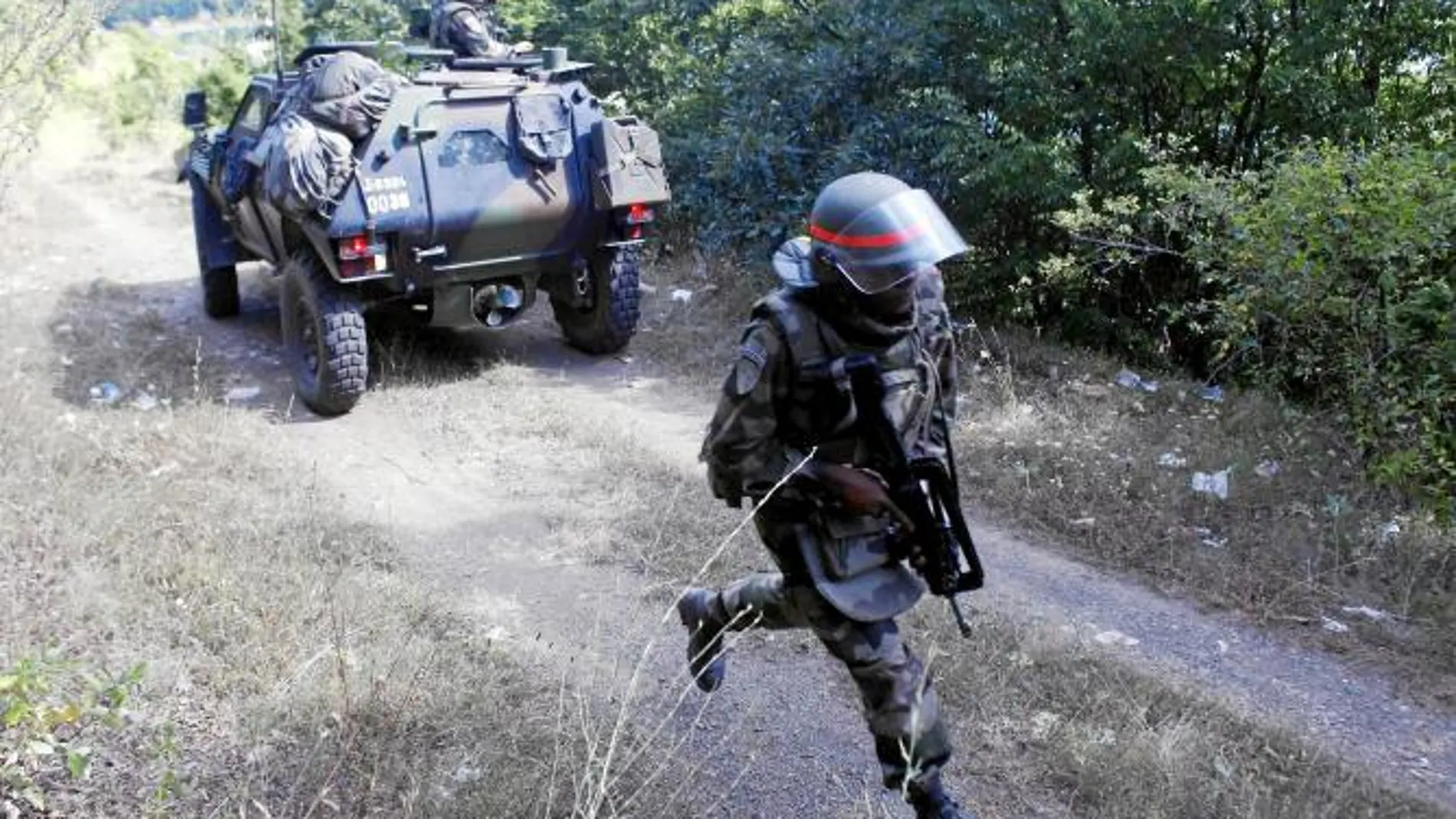Soldados franceses de la KFOR patrullan cerca de la localidad de Zubin Potok, situada en el norte de Kosovo, un área mayoritariamente serbia