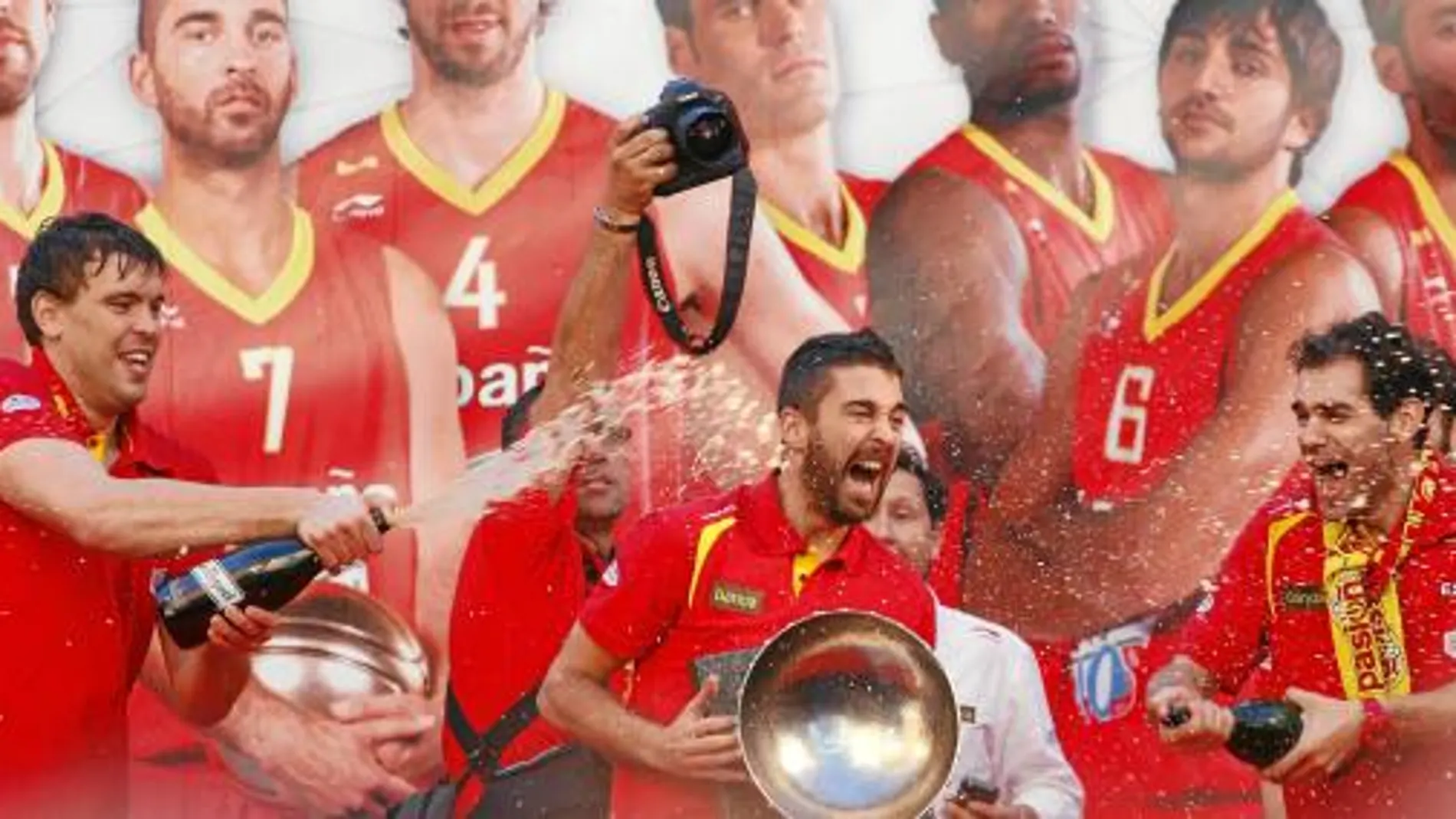 Calderón y Marc riegan en cerveza a Juan Carlos Navarro, que sostiene el trofeo de campeones del Eurobasket