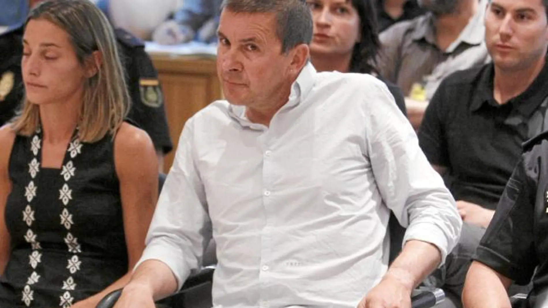 Otegi, Miren Zabaleta (izda.) y Arkaitz Rodríguez (detrás), durante el juicio