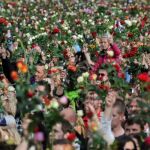 Miles de personas muestran rosas en Oslo durante el acto celebrado para recordar a las víctimas