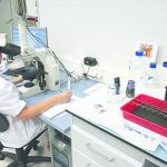 Un laboratorio de genética donde se almacenan las muestras de ADN