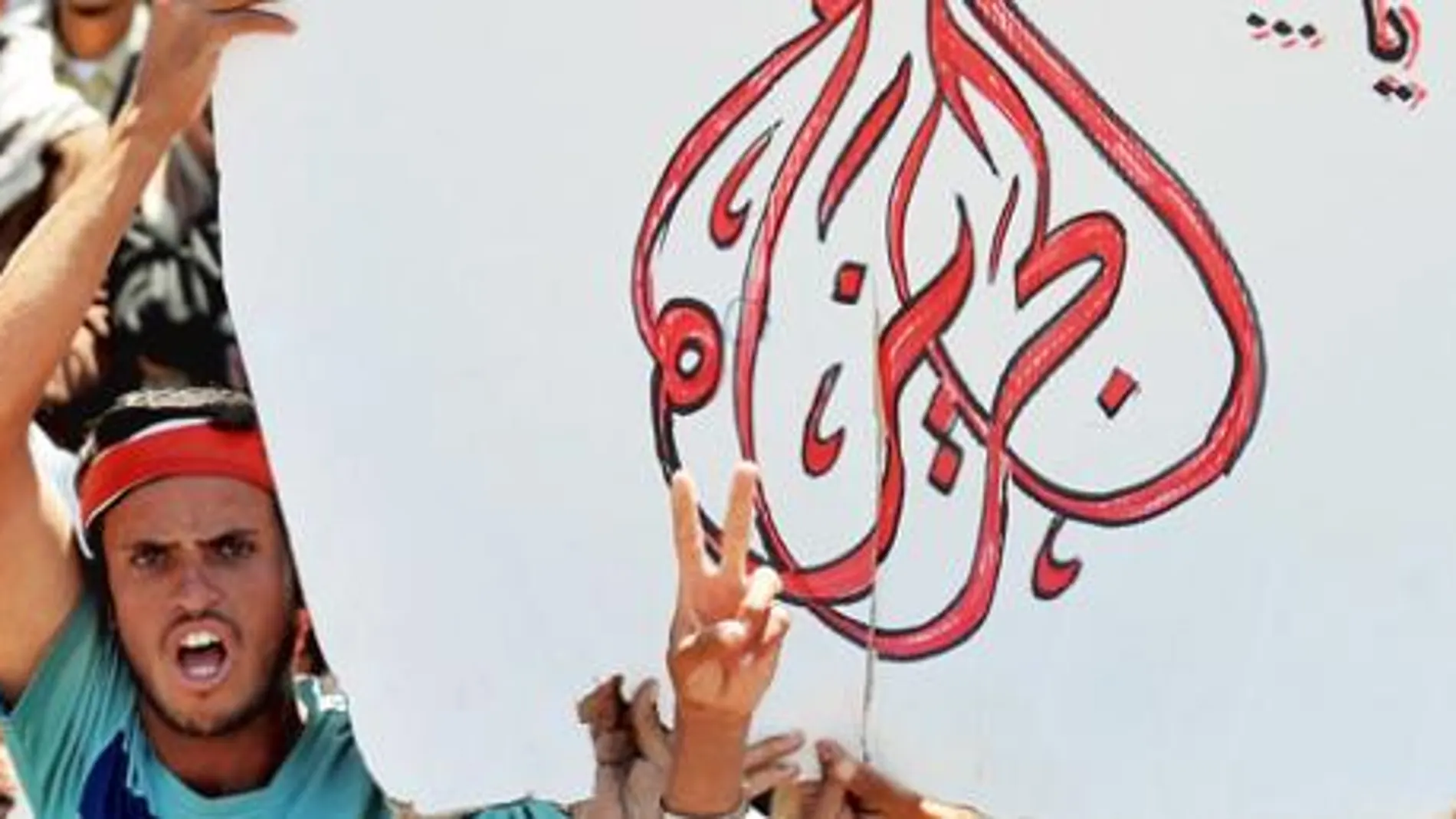 partidarios de gadafi en Libia han gritado consignas contra Al Yazira. En la imagen, un joven muestra su apoyo a la cadena catarí.