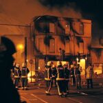 Los Bomberos tratan de extinguir un incendio provocado en unos almacenes en Croydon