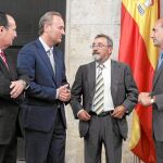 Fabra y el conseller de Economía, Enrique Verdeguer, tras la reunión que mantuvieron con José Vicente González y José Vicente Morata