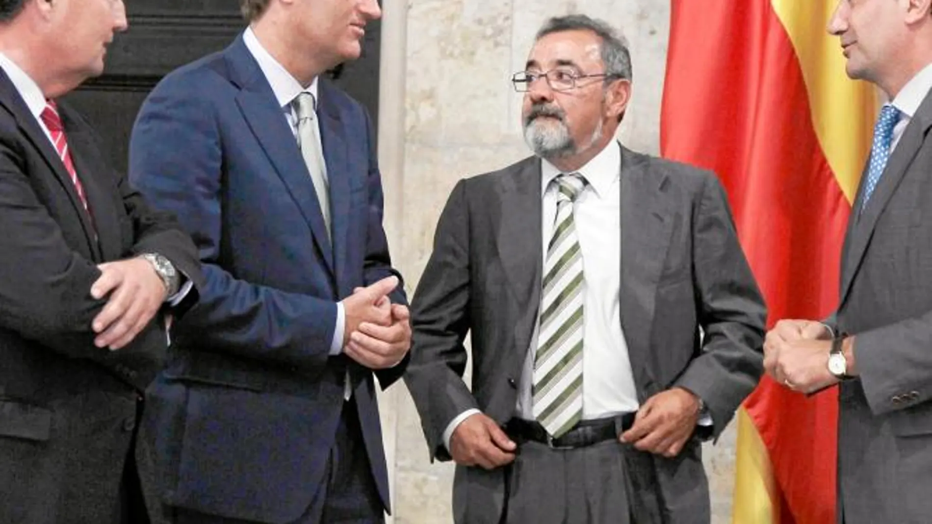 Fabra y el conseller de Economía, Enrique Verdeguer, tras la reunión que mantuvieron con José Vicente González y José Vicente Morata