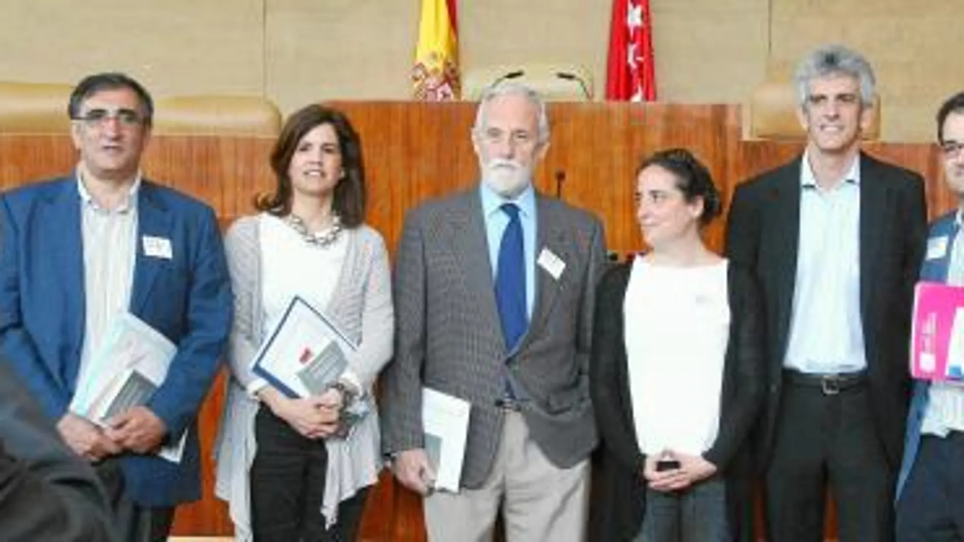Los ocho diputados de la formación de Rosa Díez acudieron ayer a la Asamblea de Madrid