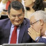 Esperanza Oña, Antonio Sanz y Javier Arenas, comparten confidencias ayer en el Pleno del Parlamento andaluz
