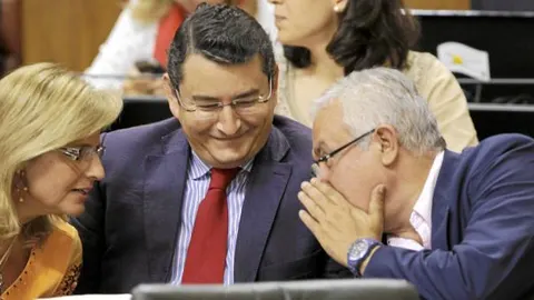 Esperanza Oña, Antonio Sanz y Javier Arenas, comparten confidencias ayer en el Pleno del Parlamento andaluz