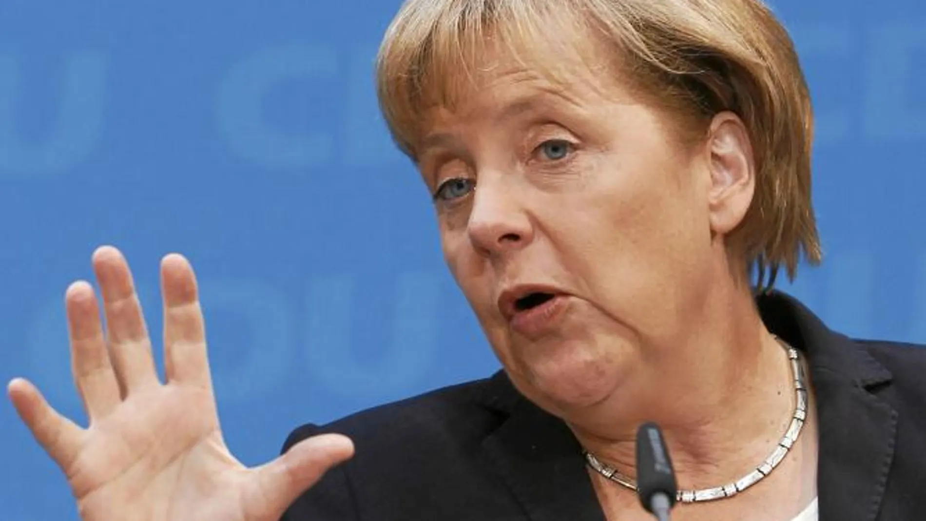 La canciller Angela Merkel rechaza que Grecia salga del euro, «sería peligroso»