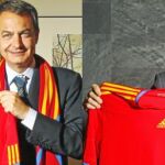 El presidente del Gobierno y el líder de la oposición posan para LA RAZÓN con la camiseta y la bufanda de la selección española de fútbol