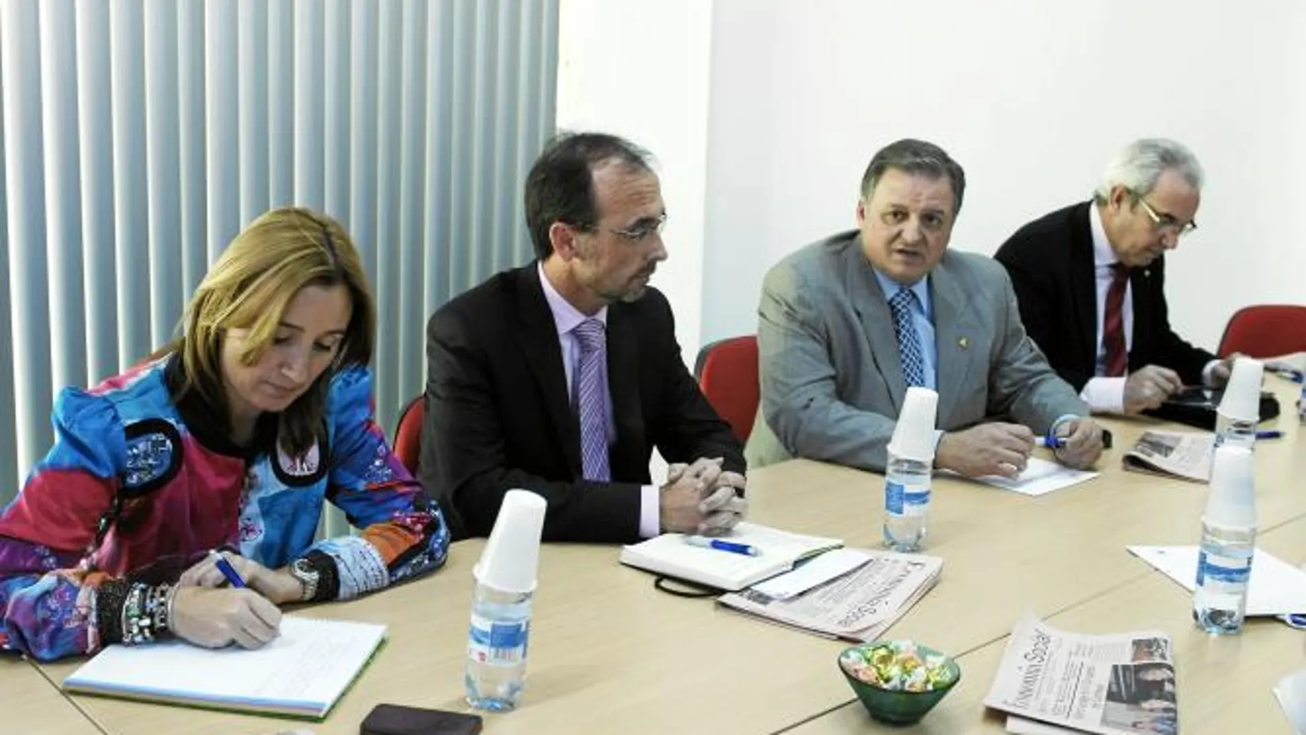 El consejero de Economía y Hacienda, Salvador Marín (2i), con distintos representantes de Amusal