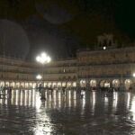 Después de un día lluvioso, en la Plaza Mayor de Salamanca sólo brillaban las farolas