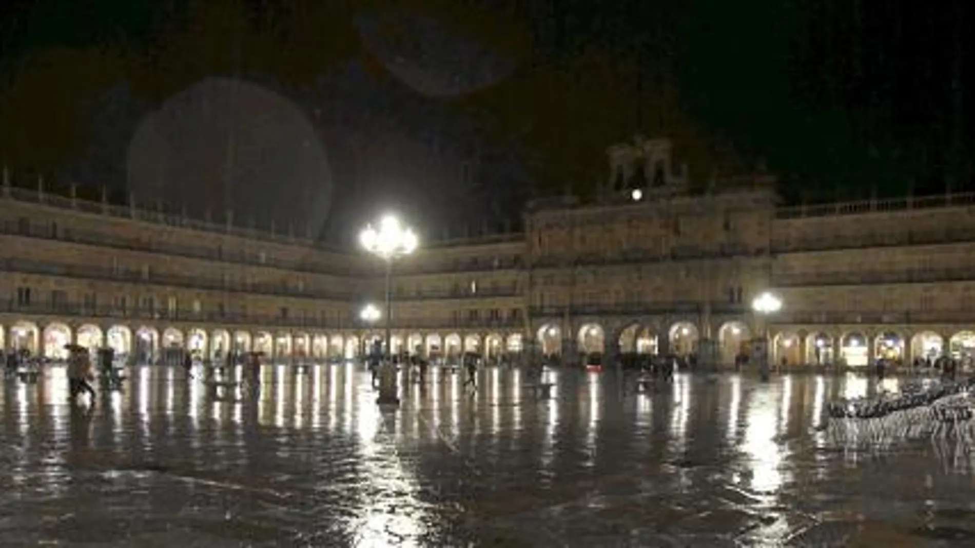 Después de un día lluvioso, en la Plaza Mayor de Salamanca sólo brillaban las farolas
