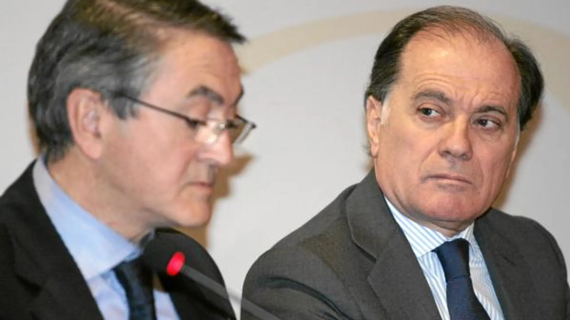Tomás Villanueva escucha atentamente las explicaciones del presidente de Empresa Familiar, Ginés Clemente