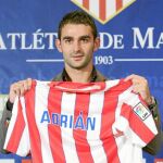Adrián posa con la camiseta del Atlético de Madrid