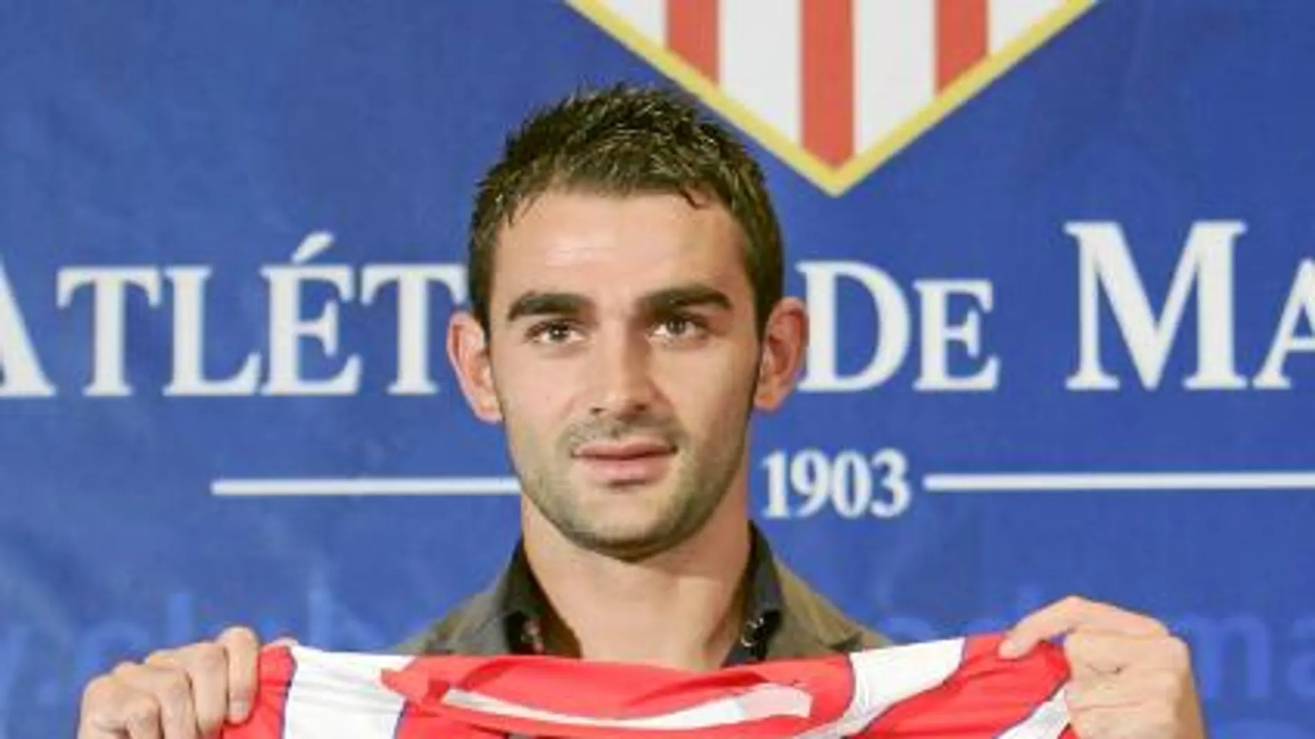 Adrián posa con la camiseta del Atlético de Madrid