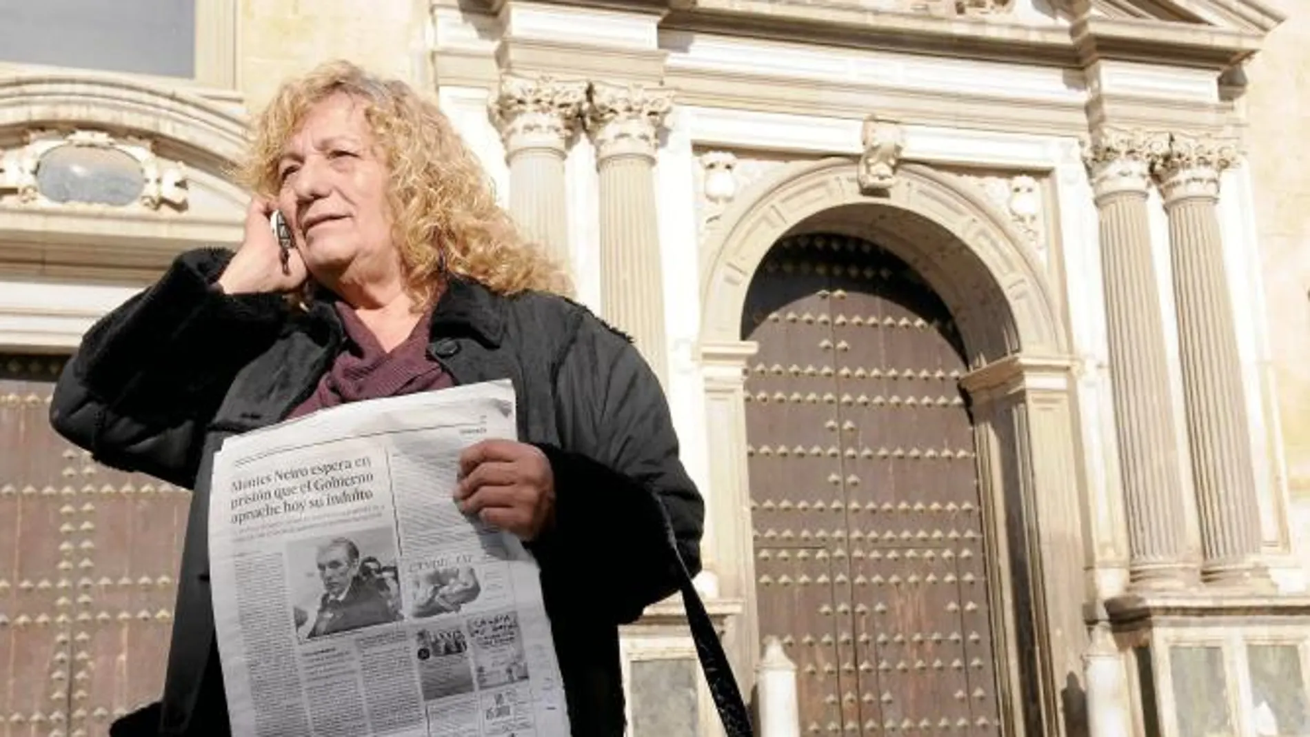Encarnación Montes, una de las hermanas de Miguel, frente a la Audiencia de Granada tras conocer el indulto