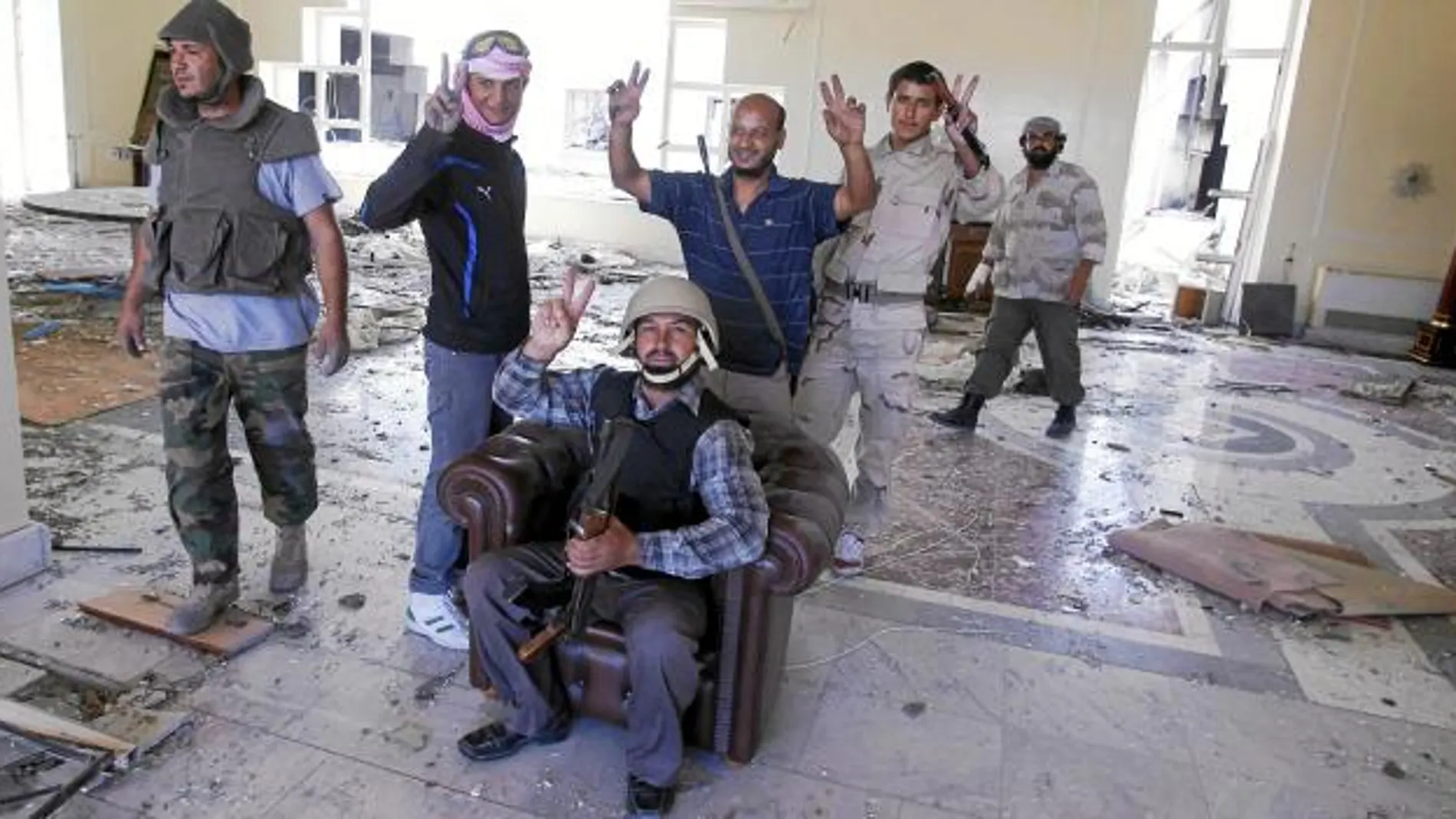Insurgentes celebran ayer la ocupación de un palacio de Gadafi