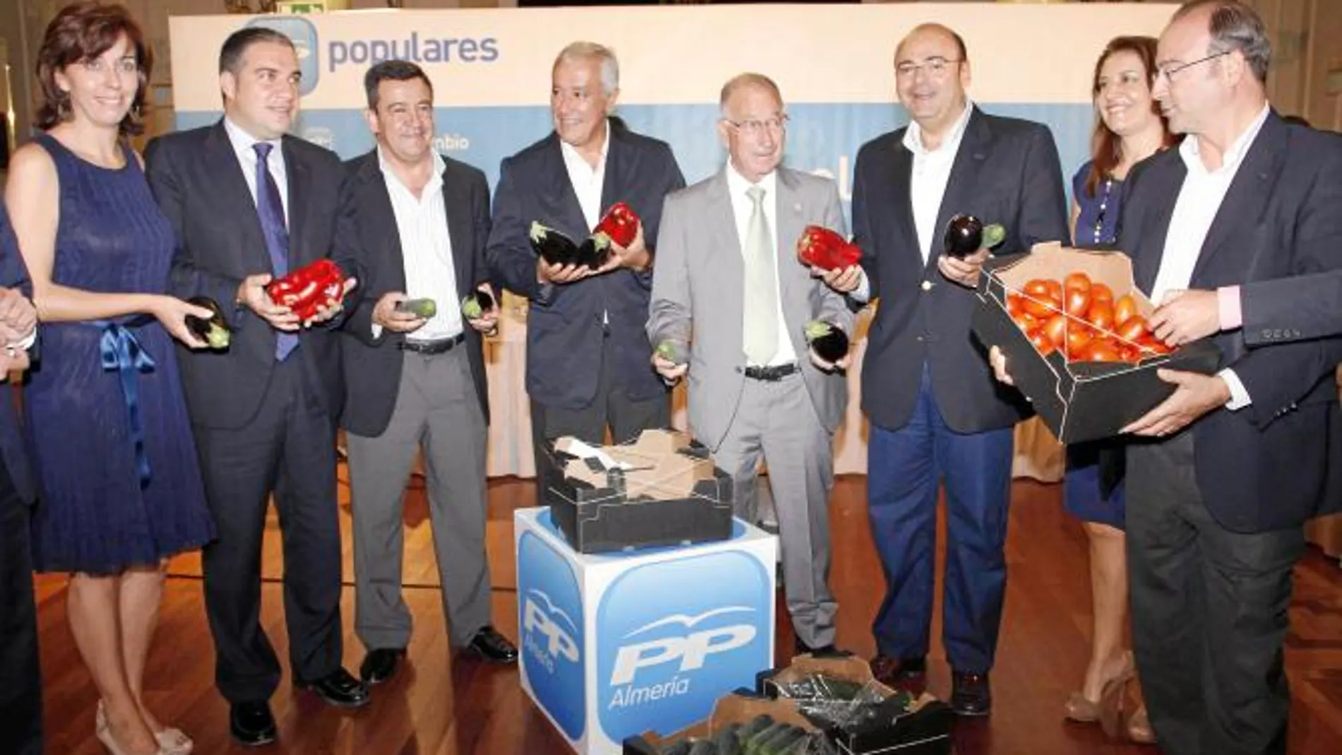 El presidente del PP-A, Javier Arenas, ayer en Almería junto a sus presidentes de diputación