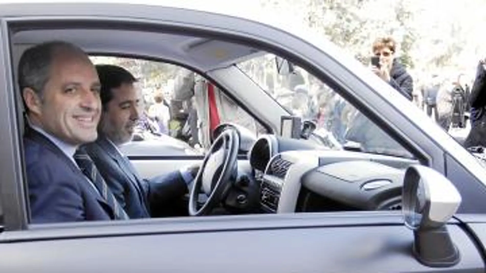 Camps y el alcalde de Sagunto, Alfredo Castelló, prueban un coche