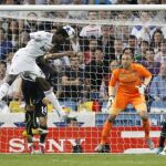 Adebayor marca de cabeza ante el Tottenham