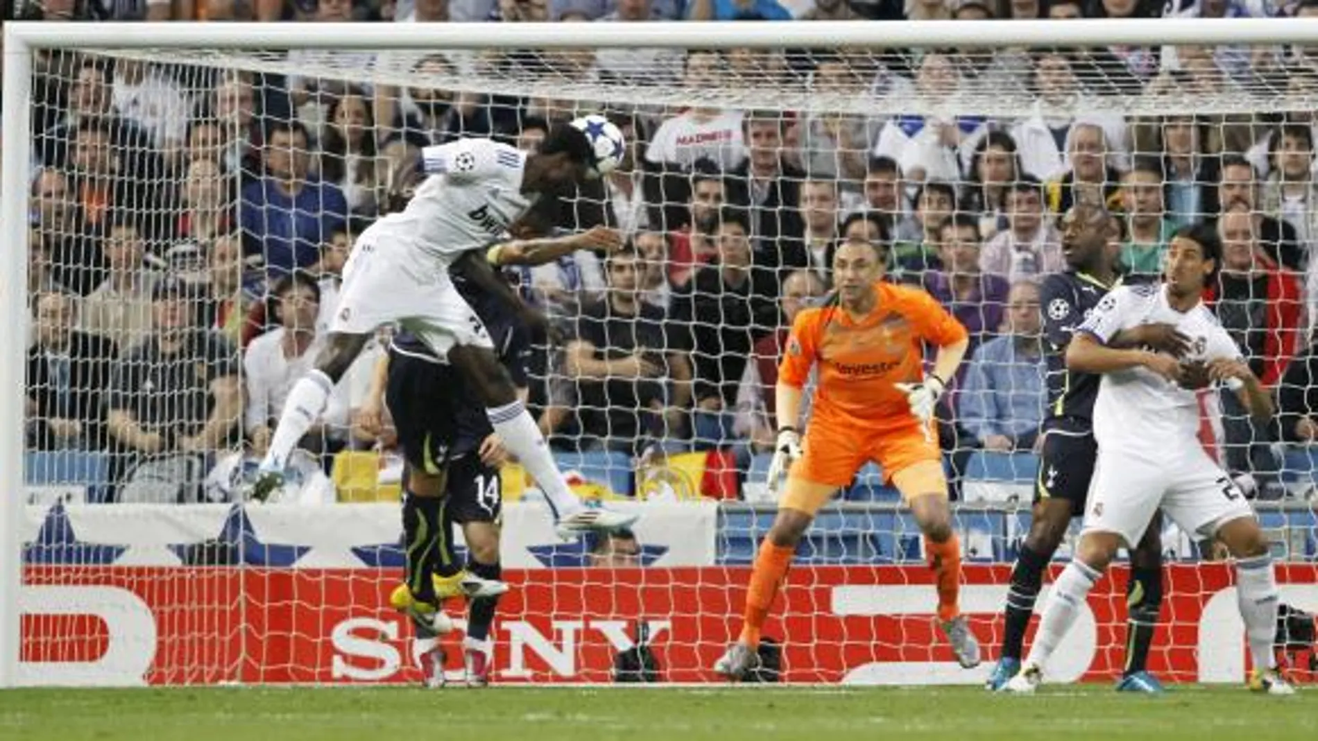 Adebayor marca de cabeza ante el Tottenham