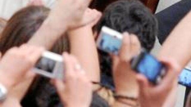 Benedicto XVI, ayer en Castel Gandolfo rodeado de jóvenes peregrinos de la JMJ