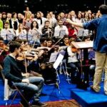 Los músicos del Camino interpretan la sinfonía, obra de Kiko Argüello